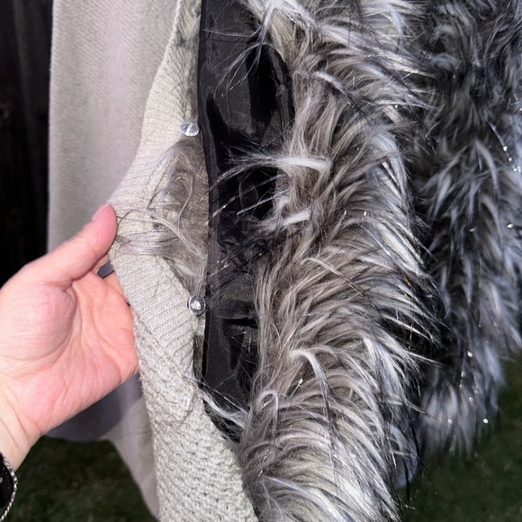 La Seine- Gray Faux Fur Trimmed Women's Cardigan Vest Cape EUC - Picture 6 of 10